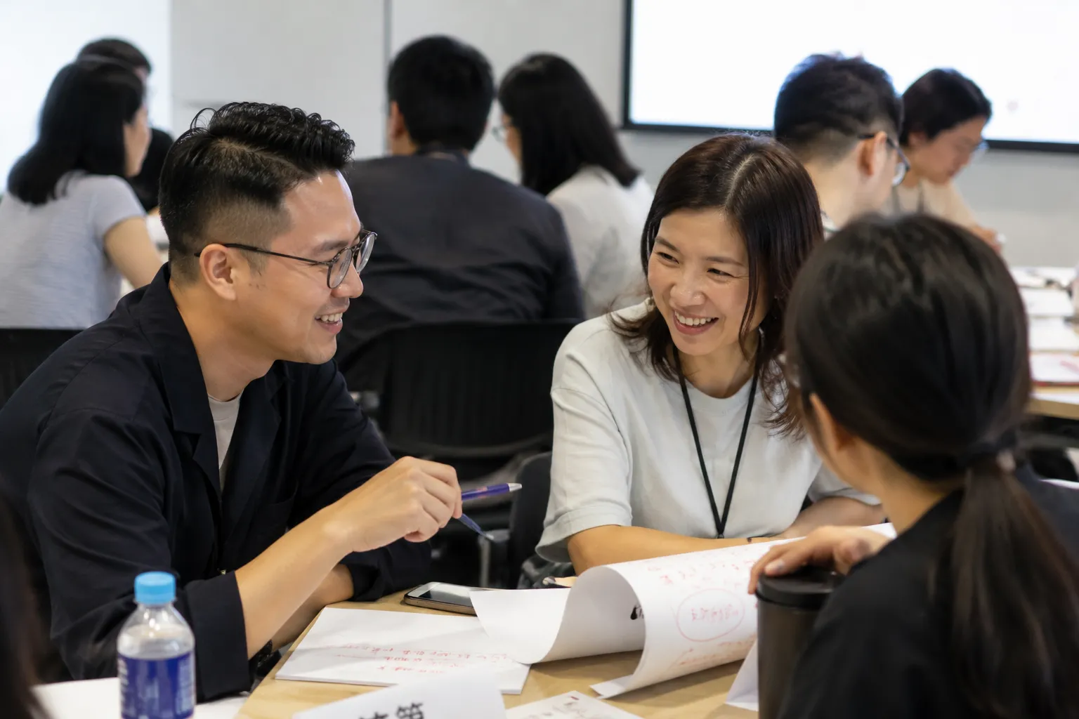 學員在課堂進行小組討論與實戰演練